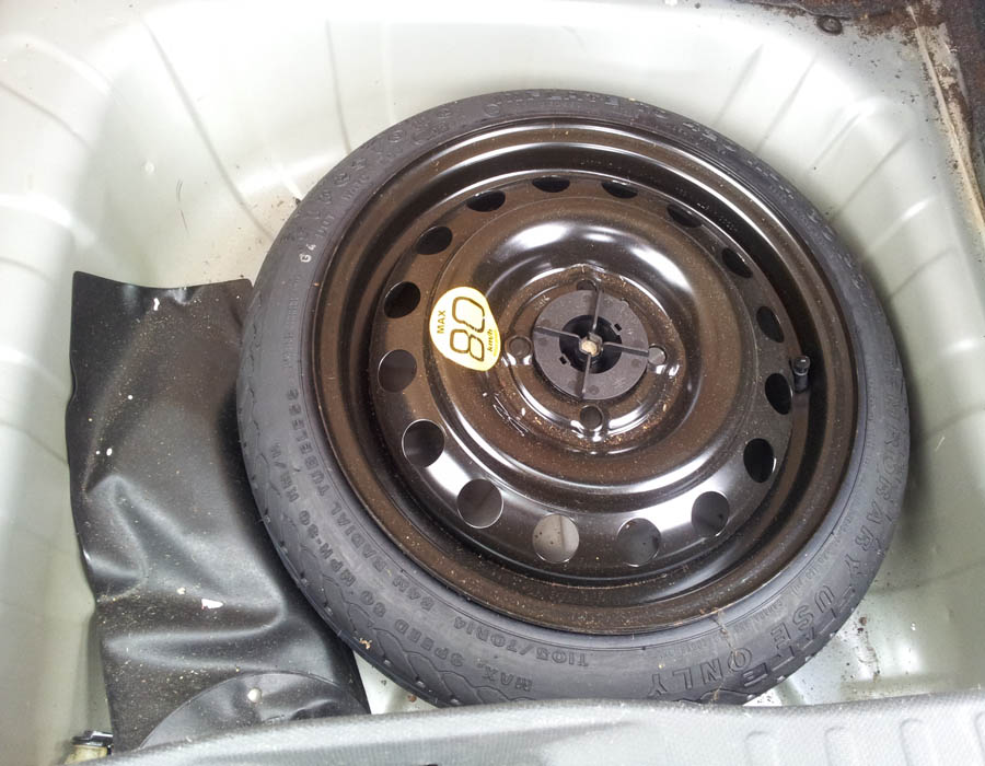 Nissan Micra E wheel-jack-set